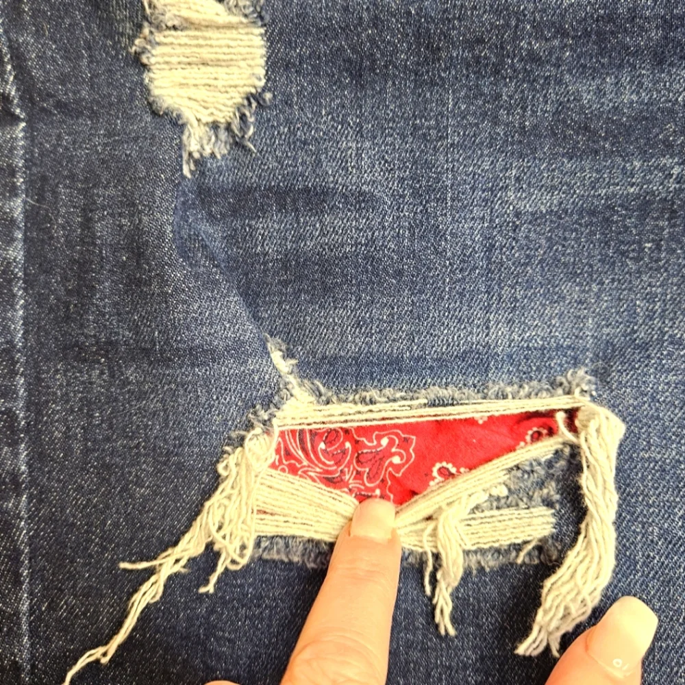 Maurices High Rise Distressed Bandana Jean Shorts 24W Stretch Like NEW W-2498
